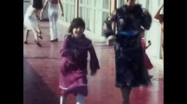 Trentino, İtalya Kasım 1980: 80 'lerde dağların arka bahçesinde oynayan çocuklar