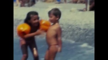 Napoli, İtalya Haziran 1980: 80 'lerde deniz kenarında oynayan çocuklar