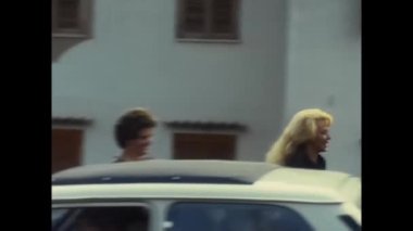 80 'li yıllarda araba yanında çocuklu kadınların listesi.