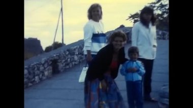 Napoli, İtalya Haziran 1980: 80 'lerde gezintiye çıkan mutlu turistler