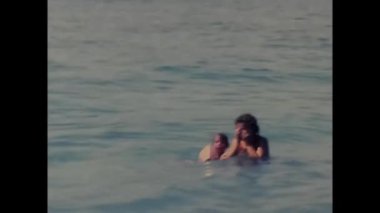 Napoli, İtalya 1980: 80 'lerde sahilde, suda ve plajda yaşayan insanlar.