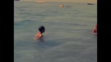 Napoli, İtalya 1980: 80 'lerde sahilde, suda ve plajda yaşayan insanlar.