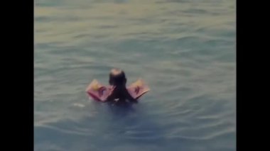 Napoli, İtalya 1980: 80 'lerde sahilde, suda ve plajda yaşayan insanlar.