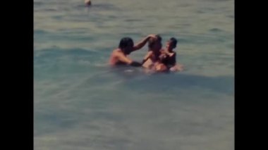 Napoli, İtalya 1980: 80 'lerde sahilde, suda ve plajda yaşayan insanlar.