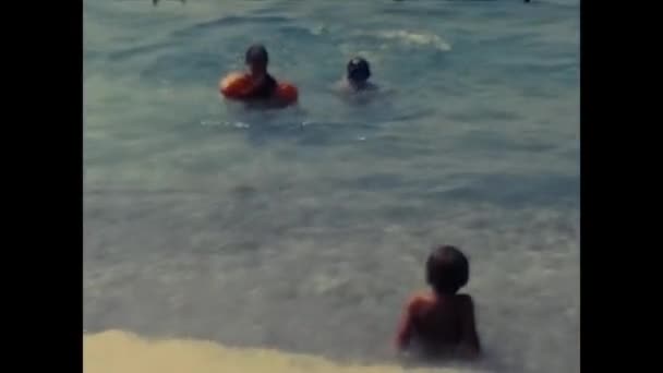 イタリア ナポリ1980年6月 80年代に海辺で遊ぶ子供たち — ストック動画