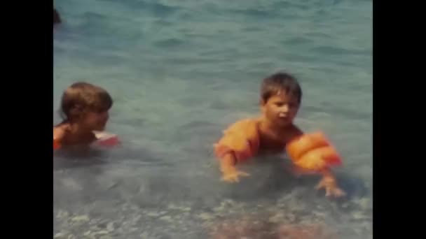 Napoli Italia Giugno 1980 Bambino Riva Mare Spiaggia Negli Anni — Video Stock