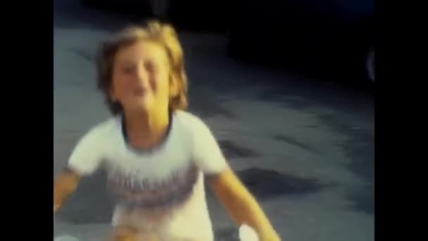 イタリア ナポリ1980年6月 80年代に路上をサイクリングする子供たちの — ストック動画