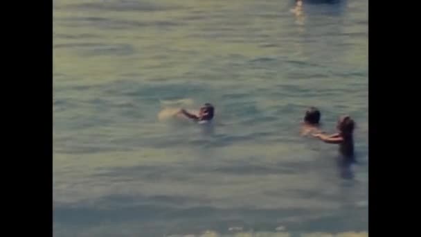 Neapolu Włochy Może 1980 Ludzi Plaży Nad Morzem Wodzie Plaży — Wideo stockowe