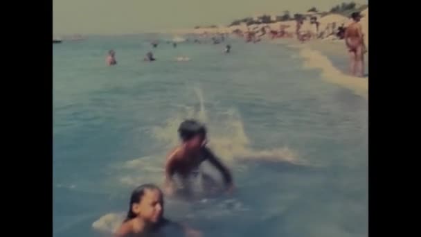 Neapolu Włochy Może 1980 Ludzi Plaży Nad Morzem Wodzie Plaży — Wideo stockowe