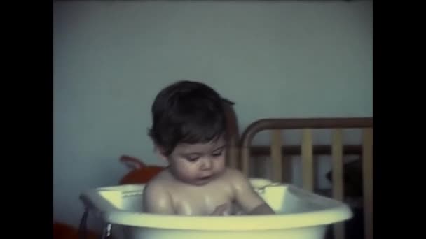 Neapel Italien Juni 1980 Liten Flicka Badar Hemma Med Mamma — Stockvideo