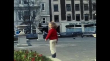Montpellier, Fransa Eylül 1980: 80 'lerde bir Fransız şehrinde bir parkta oynayan çocuklar