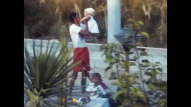 Napoli, İtalya Haziran 1980: 80 'lerde arka bahçede çocuklu bir baba