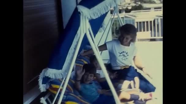イタリアテラモ1980年9月 80年代の休暇中に家のバルコニーに子供を持つ母親 — ストック動画
