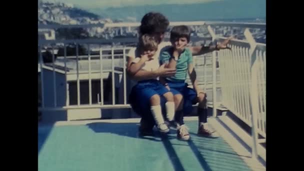 Teramo Italy Sediki 1980 Ibu Dengan Anak Anak Balkon Rumah — Stok Video