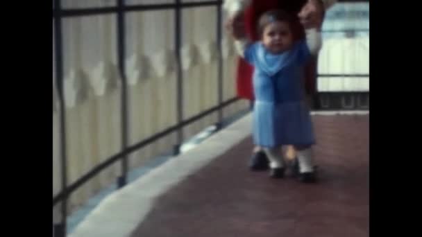 Nápoly Olaszország 1980 Június Egy Kislány Megpróbál Anyjával Sétálni Években — Stock videók