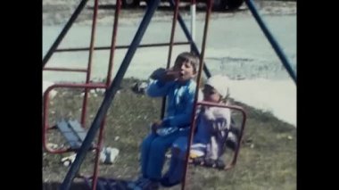 Pietracamela, İtalya Ekim 1980: 80 'lerde salıncakta sallanan çocuklar