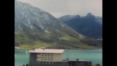 Pietracamela, İtalya Ekim 1980: Dağlar arasında 80 'lerde köyler olan gölün manzarası