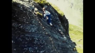 Pietracamela, İtalya Ekim 1980: çocuklarıyla birlikte 80 'lerde dağlara tırmanan bir baba