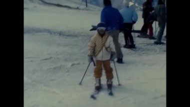 Tignes, Fransa Aralık 1980: 80 'lerde karda kayak yapan çocuk