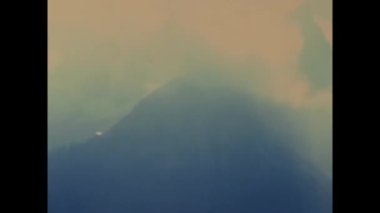 Tignes, Fransa Aralık 1980: 80 'lerde Fransa' nın karlı dağlarının manzarası