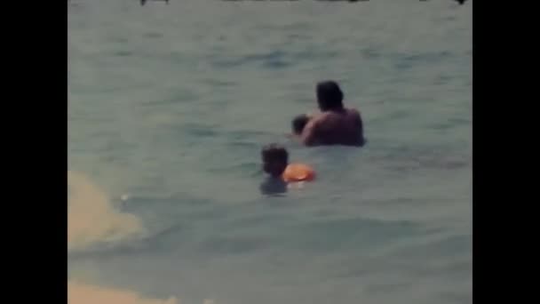 イタリアのナピリ1980年5月 80年代の波の海の水の中の人々 — ストック動画