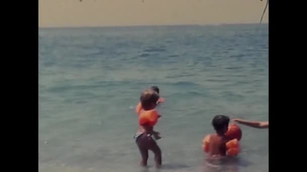 Napili Italie Mai 1980 Petite Fille Avec Accoudoirs Gonflables Rouges — Video