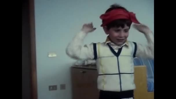 Napili Italy Може 1980 Діти Грають Маленьку Червону Шапочку Вдома — стокове відео