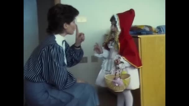 Napili Talya 1980 Çocuklar Lerde Evde Kırmızı Başlıklı Kız Oynuyorlar — Stok video