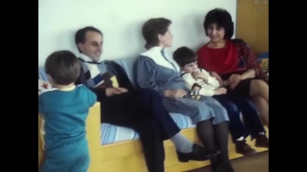 Napili Italy Maj 1980 Föräldrar Ser Sina Barn Utföra Little — Stockvideo