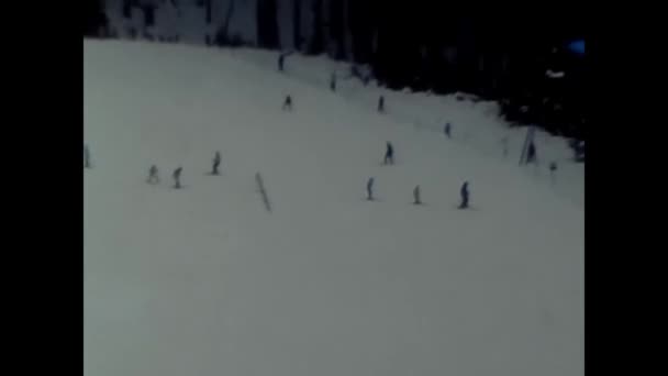 1980年 昭和55年 12月 80年代にスキーをしながら山の中で雪の中にいる子供を持つ人々 — ストック動画