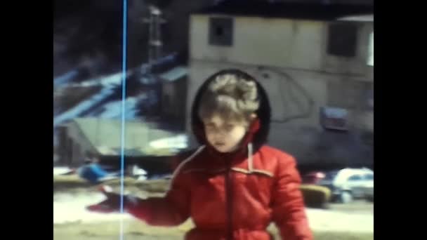 Tignes Frankrijk December 1980 Kinderen Spelen Sneeuw Tijdens Vakanties Jaren — Stockvideo