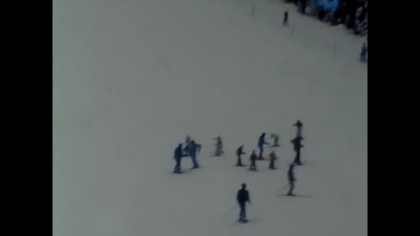 1980年 昭和55年 12月 80年代にスキーをしながら山の中で雪の中にいる子供を持つ人々 — ストック動画