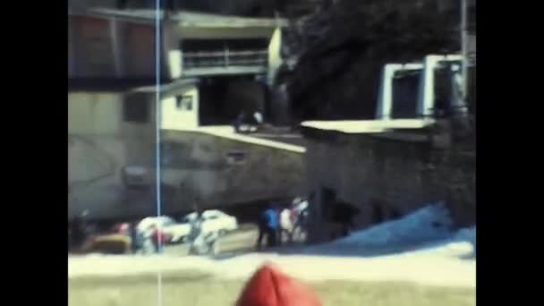 1980年12月 法国提尼恩 80年代孩子们在雪地里玩耍 — 图库视频影像