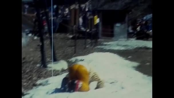 Tignes Franciaország 1980 December Gyermekek Játszanak Hóban Ünnepnapokon Években — Stock videók