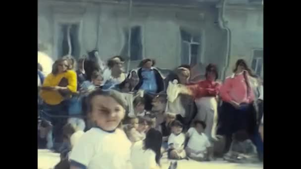 1980年12月 法国提尼恩 80年代 家长们在学校观看孩子们在室外进行体育活动 — 图库视频影像