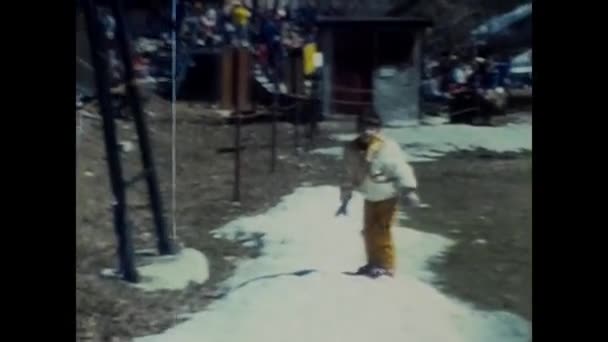 1980年12月 法国提尼恩 80年代孩子们在雪地里玩耍 — 图库视频影像