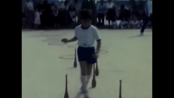 Tignes Ranska Joulukuu 1980 Lapset Harrastavat Moottoritoimintaa Ulkona Koulun Aikana — kuvapankkivideo