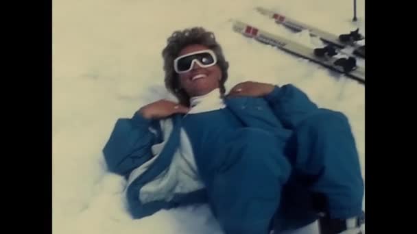 1980年12月 法国提尼恩 80年代滑雪场上的美女 — 图库视频影像