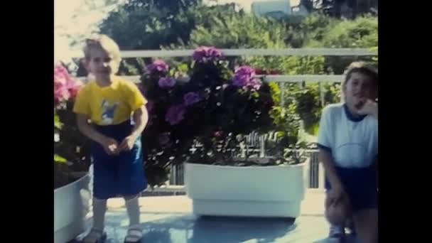 Tignes Frankrijk December 1980 Twee Gelukkige Kinderen Zoenen Bij Bloemen — Stockvideo