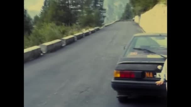 1980年12月 法国提尼恩 80年代 孩子们靠在山路上的一辆汽车上 — 图库视频影像