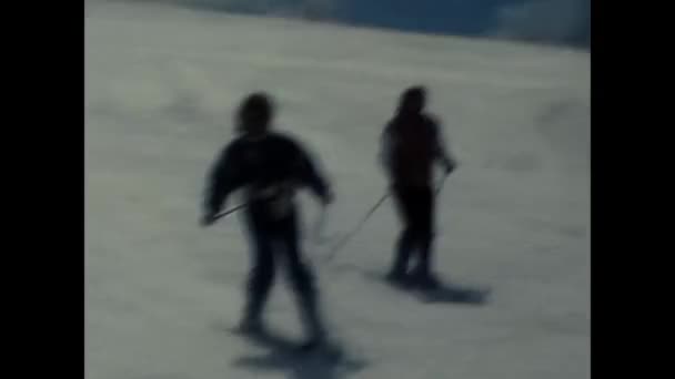 法国提尼恩 1980年12月 80年代滑雪时带着孩子在雪地里的人 — 图库视频影像
