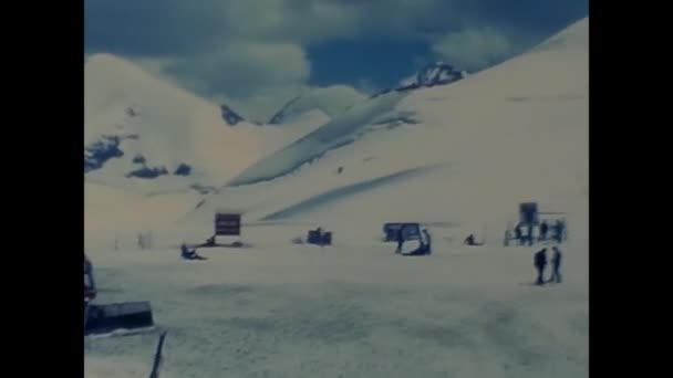 Tignes Frankrijk December 1980 Mensen Sneeuw Met Sneeuwlandschap Frankrijk Jaren — Stockvideo