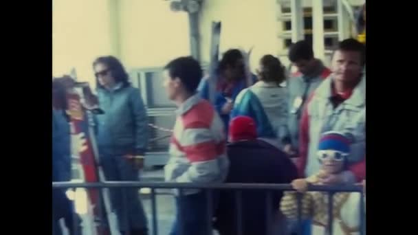 1980年12月 法国提尼恩 80年代 人们在雪地里等待缆车的到来 — 图库视频影像