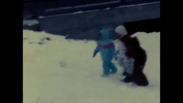 法国提尼恩 1980年12月 80年代滑雪时带着孩子在雪地里的人 — 图库视频影像