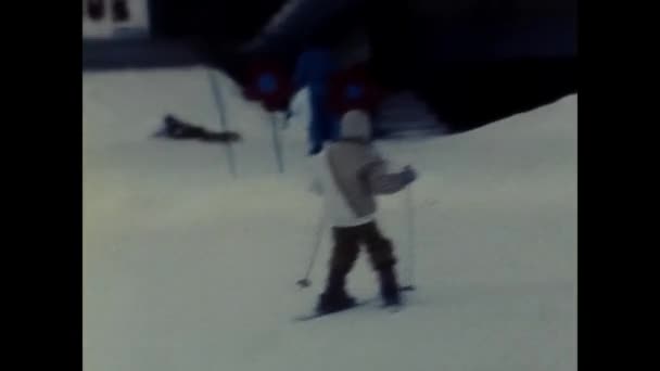 Tignes Frankrijk December 1980 Kinderskiën Sneeuw Jaren — Stockvideo