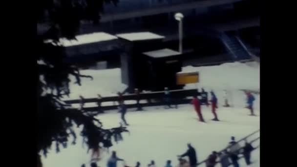 Tignes Francia Diciembre 1980 Personas Con Niños Que Están Nieve — Vídeos de Stock