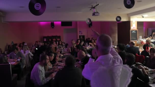 Terni Italien November 2022 Sänger Spricht Mit Menschen Beim Abendessen — Stockvideo