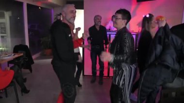 Terni, İtalya 25 Kasım 2022: insanlar yerel disko barında dans ediyor ve eğleniyorlar.