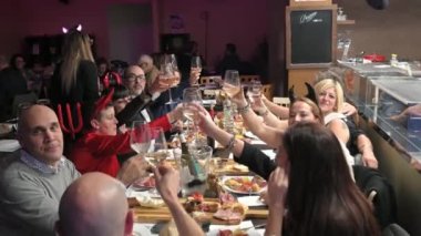 Terni, İtalya. 25 Kasım 2022. Oturan insanlar kadeh kaldırıyor.