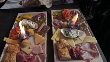 Ortasında alevler olan aperatif sırasında pano ve peynirle doğranacak.